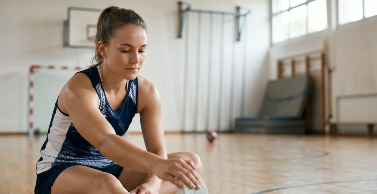 Joueur de handball reprenant l'entraînement avec précaution après les vacances d'été