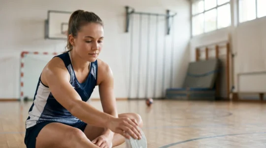 Joueur de handball reprenant l'entraînement avec précaution après les vacances d'été