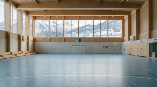 Salle de sport moderne avec terrain de handball en Suisse durant l'hiver